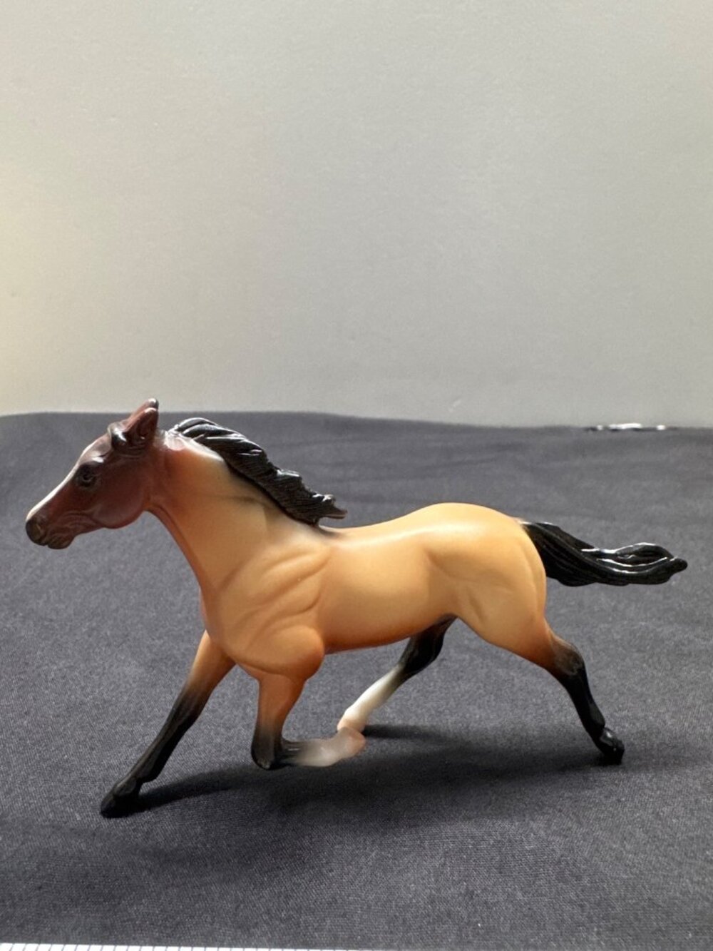Breyer Stablemates G2 Standardbred Horse Figure Buckskin/Dun Finish 1999 1:32 Sc